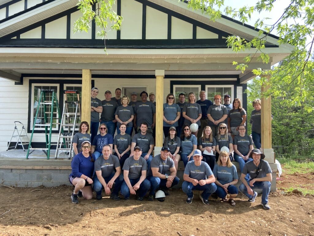 Group photo of First Farmers First Farmers and Merchants Bank and Habitat for Humanity Williamson-Maury (HFHWM)